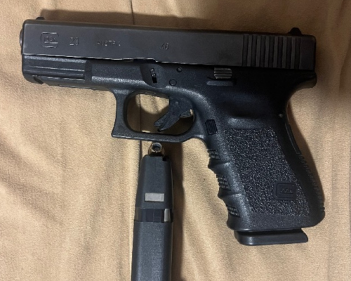 Vendo Glock calibre 40 s&m 3 generación , la entrego con 2 cargadores y con funda interna más mochila
