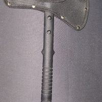 Cuchillo táctico Bainox Black Bear II y hacha tipo tomahawk.